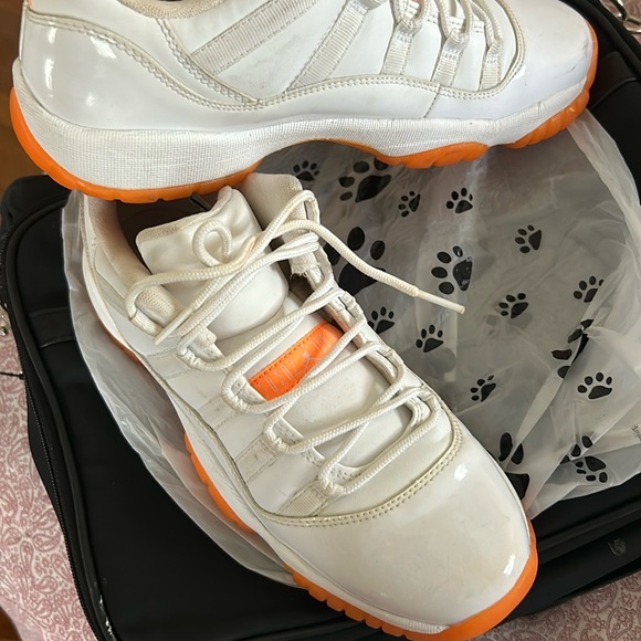 Jordan’s size 6 in men but worn by a woman - Picture 5 of 8